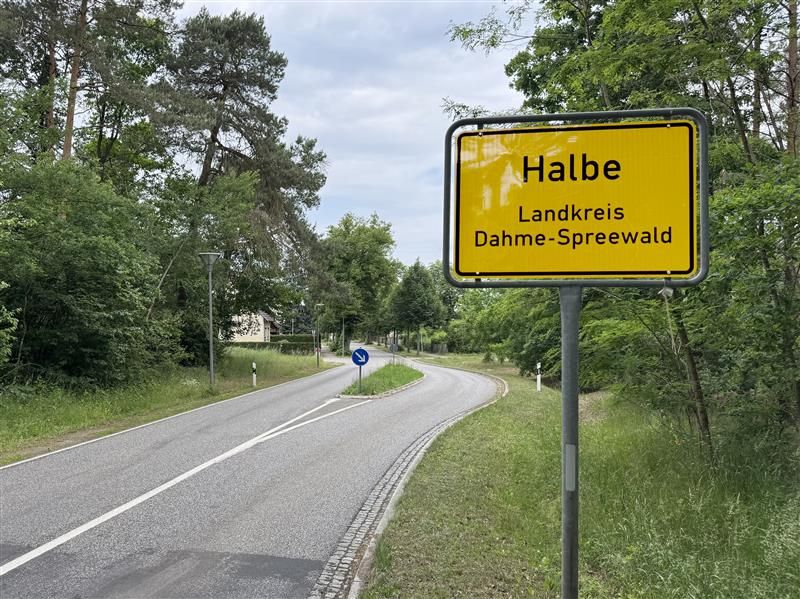 Halbe Ortseingangsschild
