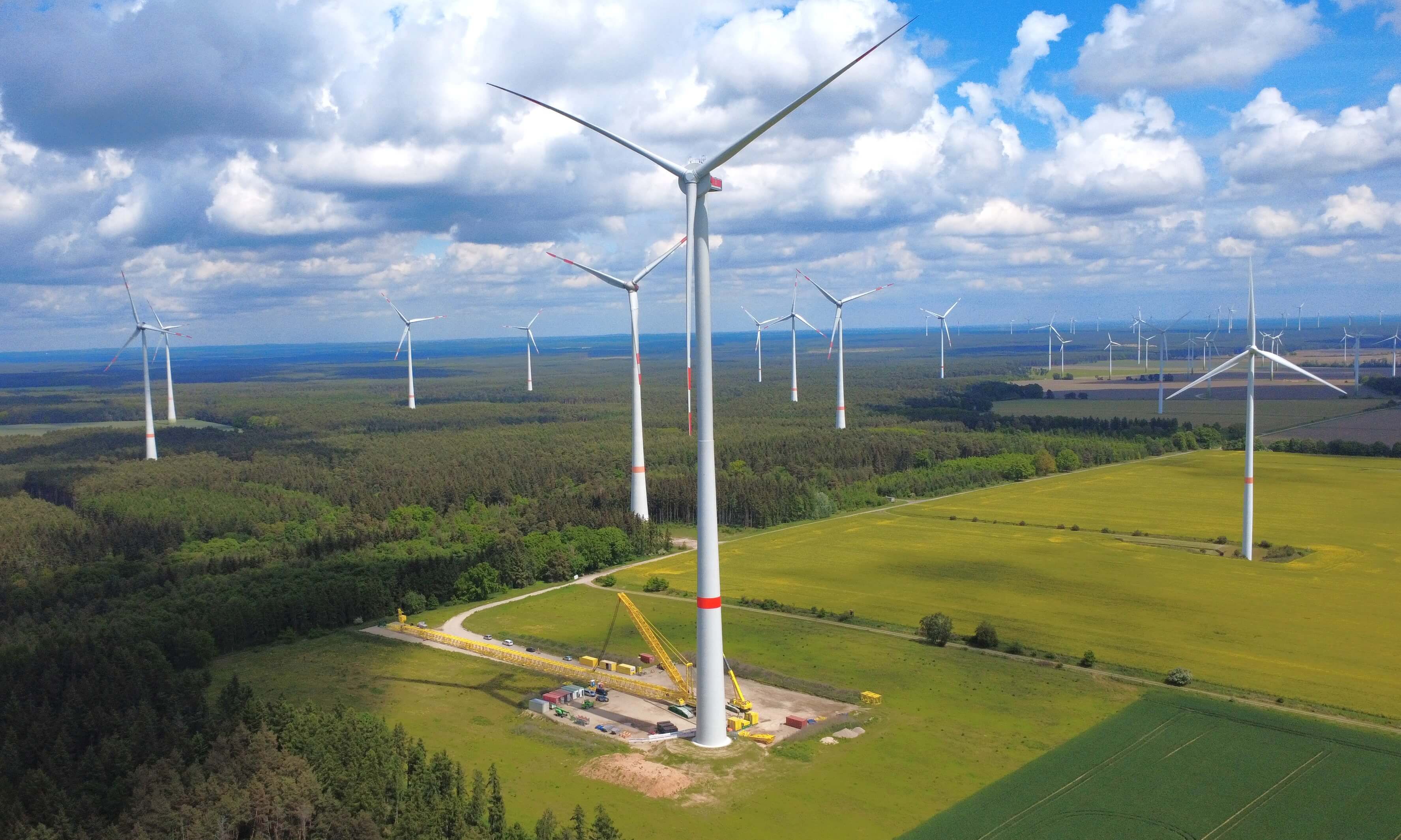 Foto: Die neue Windenergieanlage in Danna